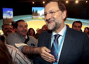 Mariano Rajoy, felicitado por los asistentes. (Foto: EFE)