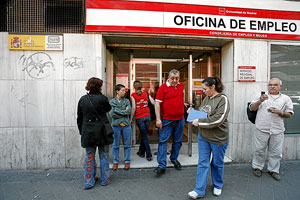 Varios parados en la Oficina de Empleo de la Comunidad de Madrid. (Foto: Sergio Gonzlez)