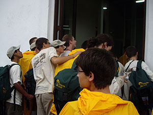 Los expedicionarios intentan ver el partido por la ventana de la oficina de informacin turstica de la Ciudad de Panam. (Foto: P.R.)