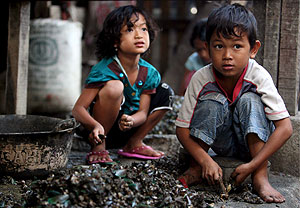 Unos nios trabajan en un rea pobre del norte de Yakarta (Indonesia). (Foto: EFE)