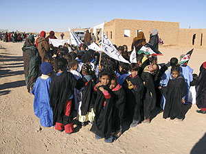 Nios saharauis reunidos durante una fiesta en el campo de refugiados de Smara. (EFE)