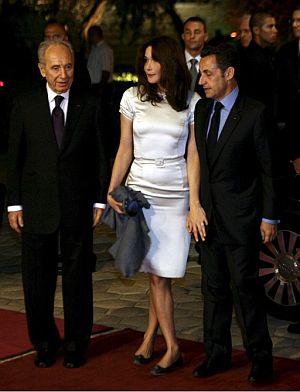 Sarkozy y Carla Burni, durante uno de los actos. (Foto: AFP)