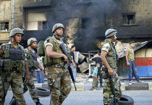 Soldados patrullando una calle despus de los enfrentamientos en Trpoli. (Foto: REUTERS).