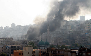 Una nube de humo negro surge del barrio Bab el Tebaneh, en Trpoli. (Foto: EFE).