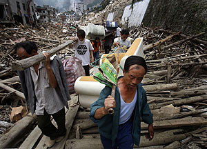 Afectados por el terremoto recogen sus pertenencias. (Foto: AP)
