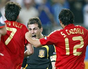 Casillas, Villa y Cazorla celebran la victoria ante Italia. (Foto: EFE)
