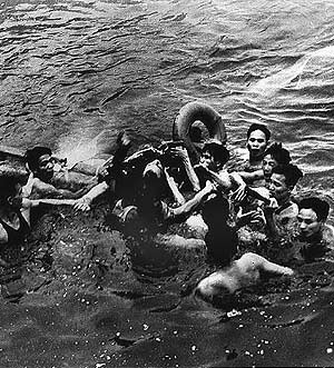 Un grupo de vietnamitas captura a McCain, por entonces piloto, en octubre de 1967. (Foto: AP)