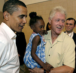 Obama y Clinton, en un acto tras el huracn 'Katrina' en septiembre de 2005. (Foto: AP)