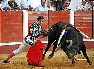 Morante de la Puebla se dobla con su oponente. (Foto: Lafototeka)