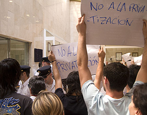 Trabajadores del Hospital de Mostoles durante la protesta. (CCOO)