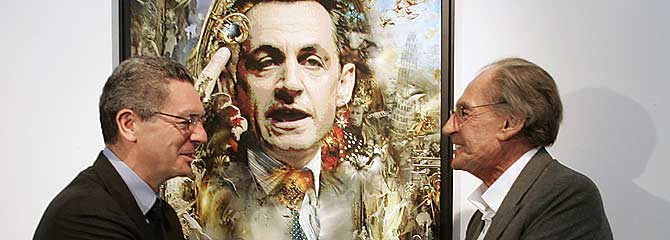 Gallardn saluda al padre de Sarkozy, delante del cuadro del presidente francs. (Foto: Javi Martnez)