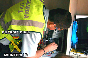 Un guardia civil durante un registro en Murcia. (Foto: EFE)