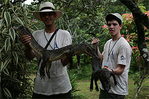 Dos ruteros posan con caimanes recin sacrificados de la granja Panagator. (Foto: ngel Colina)