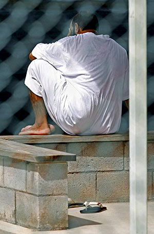 Un preso en Guatnamo, donde se han denunciado torturas. (Foto: EFE)