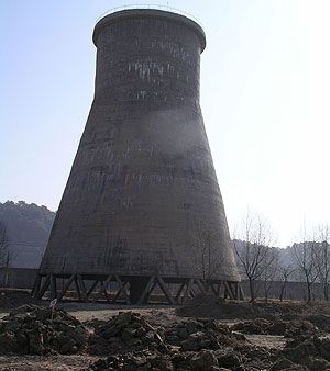 La torre de enfriamiento de la instalación atómica de Yongbyon. (Foto: AP)