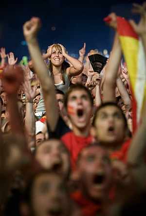 Los aficionados celebran la victoria de la Seleccin. (Foto: EFE)
