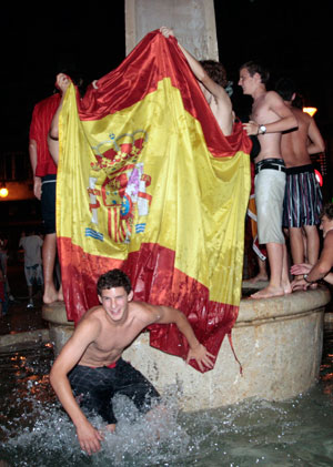 Un grupo de hinchas celebra la victoria de la seleccin en la plaza de las Tortugas. (Foto: Enrique Calvo)
