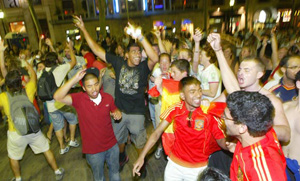 Unos doscientos seguidores celebraron en canaletas, cuna del barcelonismo. (Foto: Domnec Umbert)