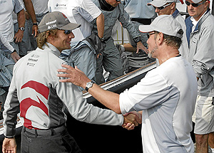 Los patrones de Alinghi y BMW Oracle, Ernesto Bertarelli y Larry Ellison, se estrechan la mano tras una regata en New Port (Foto: AP).