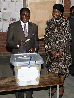 Mugabe ejerce su voto durante la jornada electoral. (Foto: EFE)