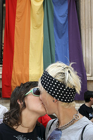Dos lesbianas se besan en Murcia. (Foto: EFE)