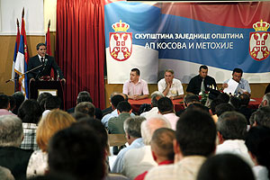 El ministro serbio para Kosovo, Slobodan Samardzic, interviene en la asamblea de Mitrovica. (Foto: AFP)