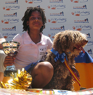 Cristina y su perra, las ganadoras del concurso. (Foto: El Refugio)