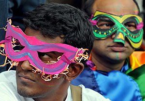 Un grupo de transexuales, bisexuales y homosexuales se manifiesta en la India. (Foto: EFE)