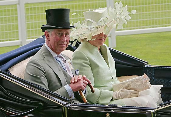 El prncipe de Gales, junto a su esposa. (Foto: AFP)