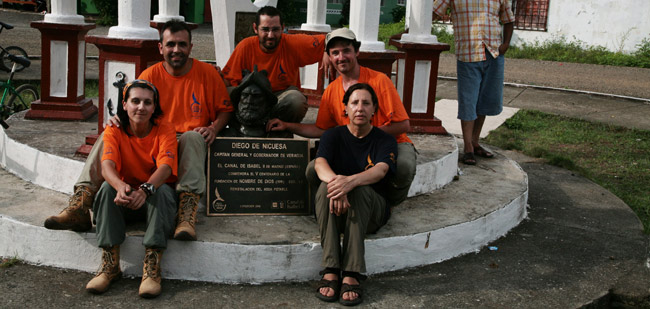 Mara da Torre, Carlos Botana, Santiago Prez, Alfonso Camacho y Esperanza Garca rodean un busto de bronce de Diego de Nicuesa en Nombre de Dios. (Foto: A. Colina)
