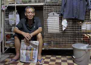 Kory Sin Kan tiene 62 aos y vive desde hace dos aos en una jaula en el centro de Hong Kong. (FOTOS: ANA PREZ). [VER ALBUM]
