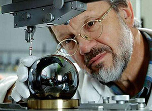 Un cientfico examina una de las esferas de silicio. (Foto: CSIRO)