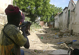Un hombre de un grupo armado en una de las calles de Mogadisco. (Foto: REUTERS)