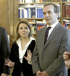 Jos Antonio Alonso (dcha.), junto con la portavoz del PP, Soraya Senz de Santamara. (Foto: JOS AYM)