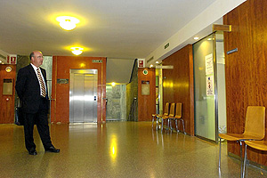 El empresario mdico Santiago Tobal frente a la puerta del juzgado de Instruccin 2 que ha archivado el caso. (Foto: C. Espeso)