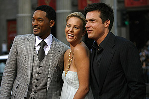 Will Smith, Charlize Theron y Jason Bateman, en el preestreno este lunes de la pelcula 'Hancock', uno de los filmes del verano. (Foto: REUTERS)