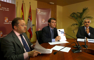 Fernndez Maueco presenta el informe junto a Flix Colsa (izquierda) y Cayo Sastre (derecha). (Foto: ICAL)
