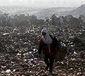 Una mujer recoge basura en un vertedero de Bali. (Foto: EFE)
