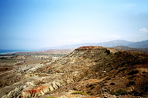 La elevación rojiza era la posición española de Sidi Dris. Fue sitiada por los rifeños en 1921 en el Desastre de Annual.