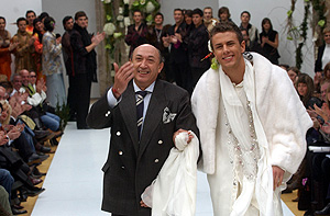 Montesinos y sus hombres con falda en la Pasarela del Carmen de 2006. (Foto: V. BOSCH).