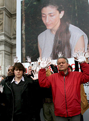 Lorenzo Delloye (izqda.), junto con su padre, en una concentracin en febrero. (Foto: EFE)