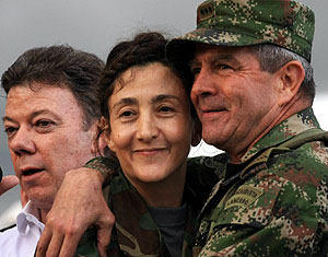 Mario Montoya, comandante del Ejército de Colombia (dcha.), abraza a Ingrid Betancourt junto al ministro de Defensa, Juan Manuel Santos. (AFP)