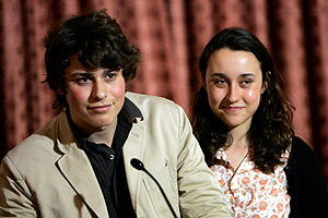 Los hijos de Ingrid, Lorenzo y Melanie Delloye Betancourt, en el Elíseo. (Foto: AP)