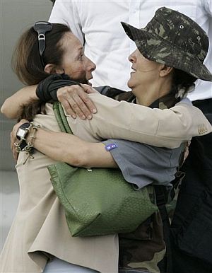 Betancourt abraza a su madre. (Foto: AFP)