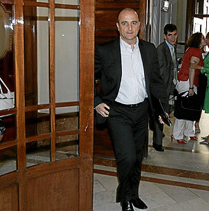Sebastin, sin corbata, en los pasillos del Congreso. (Foto: Javi Martnez)