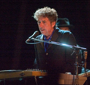 El estadounidense Bob Dylan durante el transcurso de un concierto. (Foto: AP)