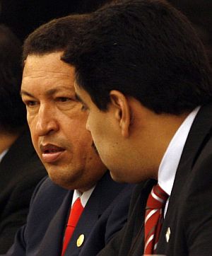 Hugo Chvez (i), conversa con su canciller, Nicols Maduro (d). (Foto: EFE)