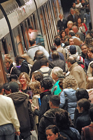 Decenas de pasajeros acceden a un convoy de la red de metro de Valencia. (Foto: EL MUNDO)