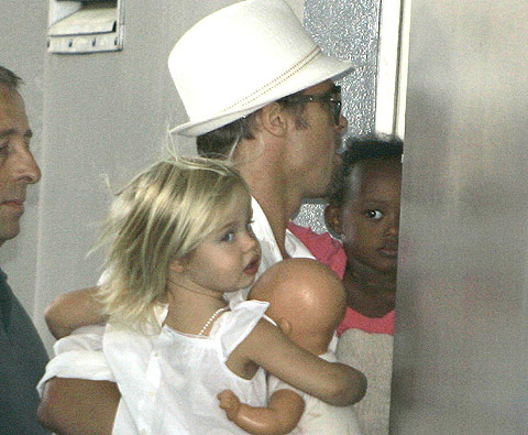 Brad Pitt, con sus hijas Zahara y Shiloh. (Foto: AP)