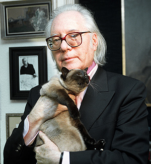 El escritor, posando con su gato. (Foto: Carlos Mirralles)